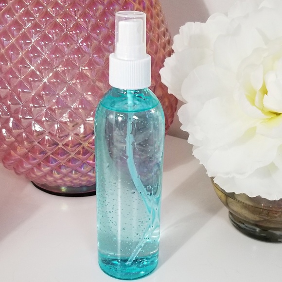 Long Lasting Makeup Setting Spray - Picture 2 of 3